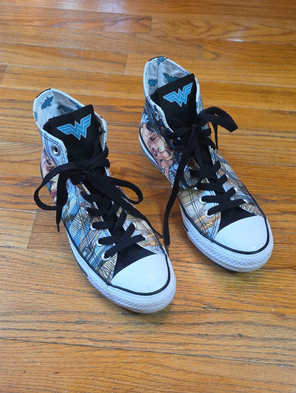Converse DC Comics Wonder Women High-Tops Men's 7 Women's 9... Like New!!!